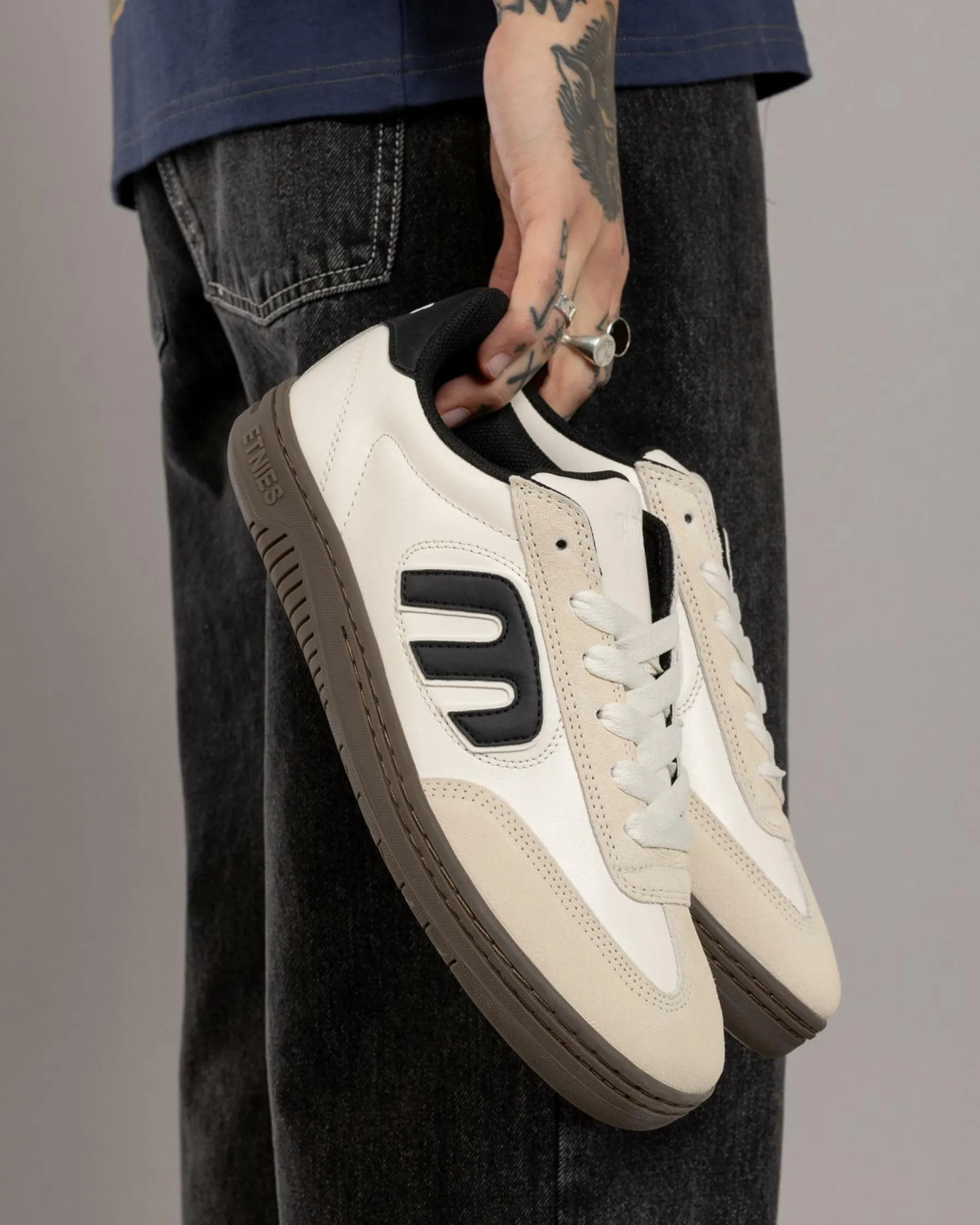 Outlet Lo-Cut Shoes Sneakers